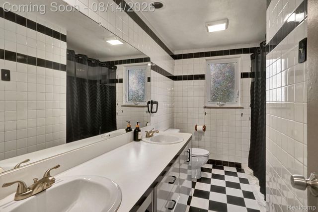 654 Manchester Street, Madison Heights, MI 48071
