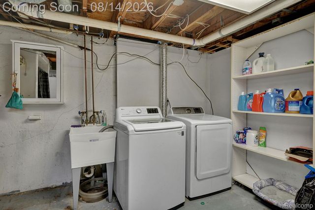 654 Manchester Street, Madison Heights, MI 48071