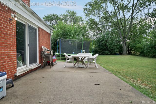 654 Manchester Street, Madison Heights, MI 48071