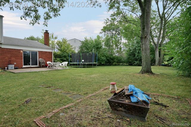 654 Manchester Street, Madison Heights, MI 48071