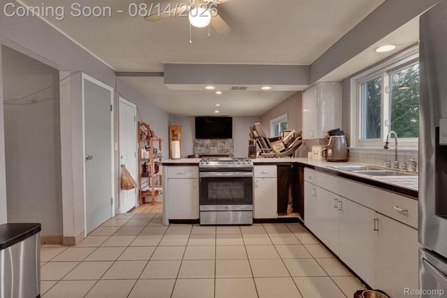 654 Manchester Street, Madison Heights, MI 48071