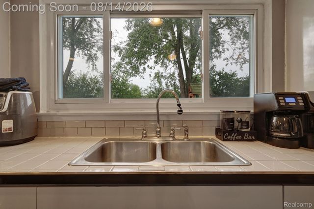 654 Manchester Street, Madison Heights, MI 48071