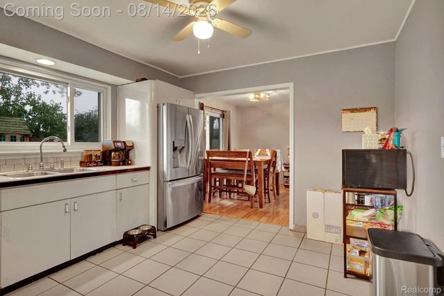 654 Manchester Street, Madison Heights, MI 48071