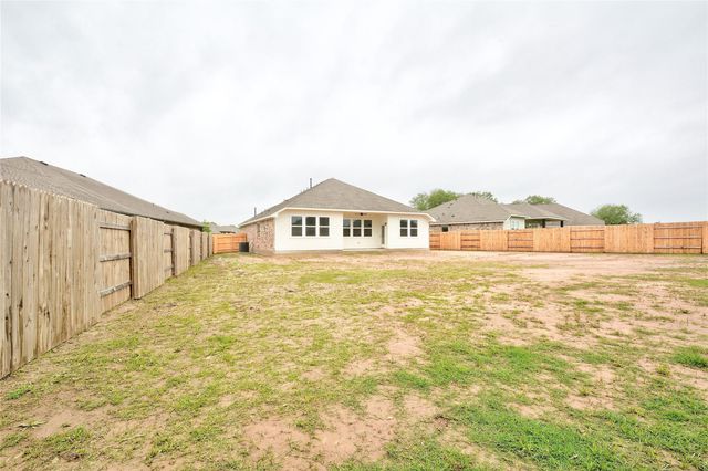 134 Edgewater TRL, Bastrop, TX 78602