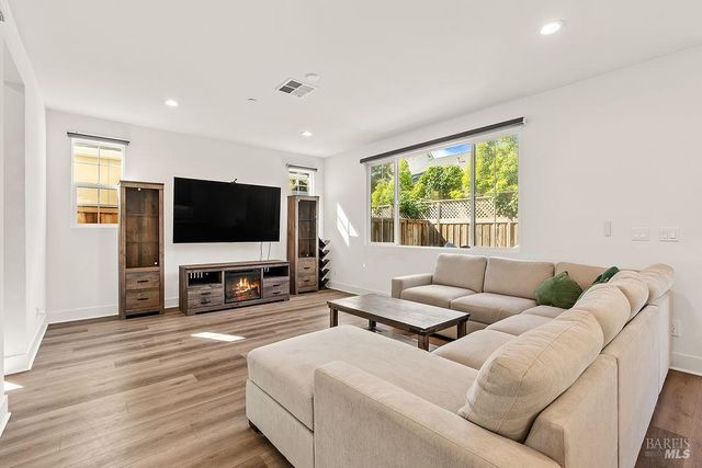 2751 Bella Cir, Santa Rosa, CA 95407