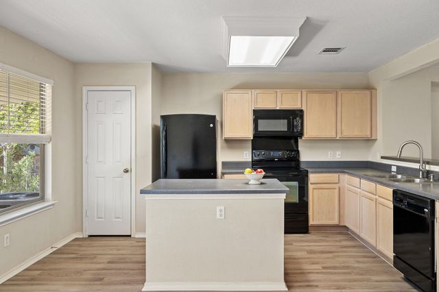 301 Wildwood DR, Georgetown, TX 78633