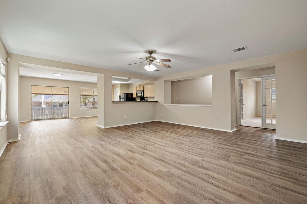 301 Wildwood DR, Georgetown, TX 78633