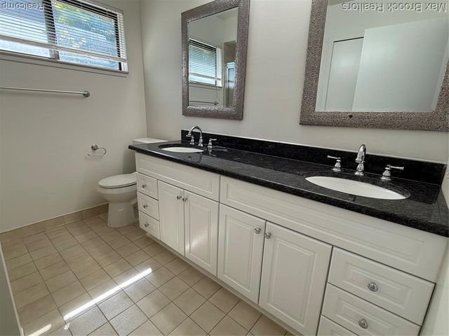 6560 Ridgefield Circle 104, West Bloomfield, MI 48322