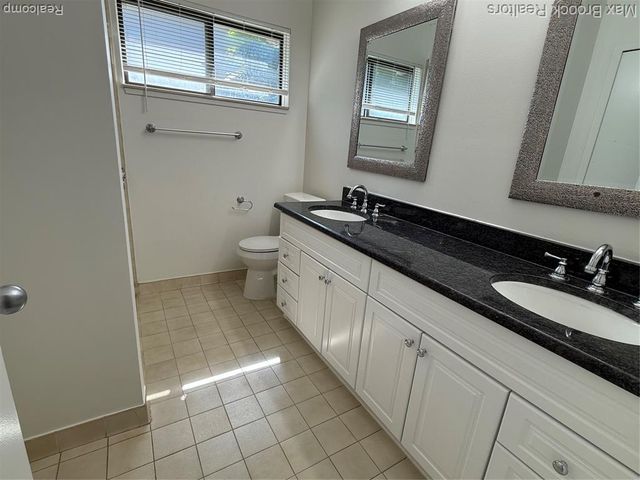 6560 Ridgefield Circle 104, West Bloomfield, MI 48322