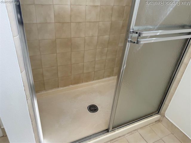6560 Ridgefield Circle 104, West Bloomfield, MI 48322