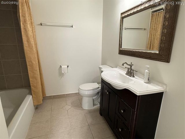 6560 Ridgefield Circle 104, West Bloomfield, MI 48322