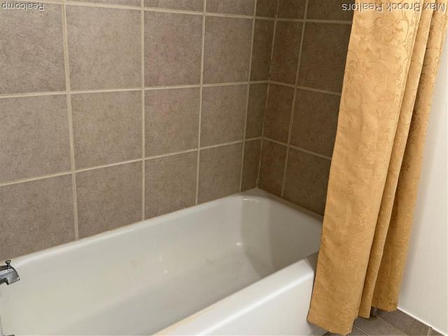 6560 Ridgefield Circle 104, West Bloomfield, MI 48322