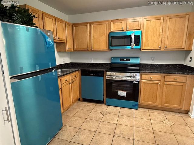 6560 Ridgefield Circle 104, West Bloomfield, MI 48322