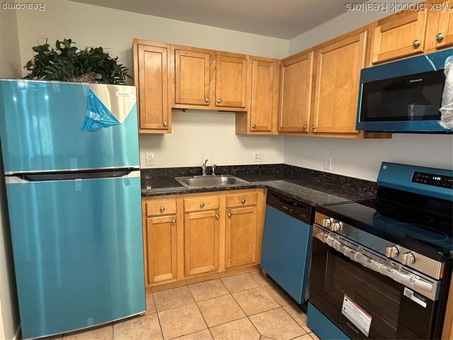6560 Ridgefield Circle 104, West Bloomfield, MI 48322