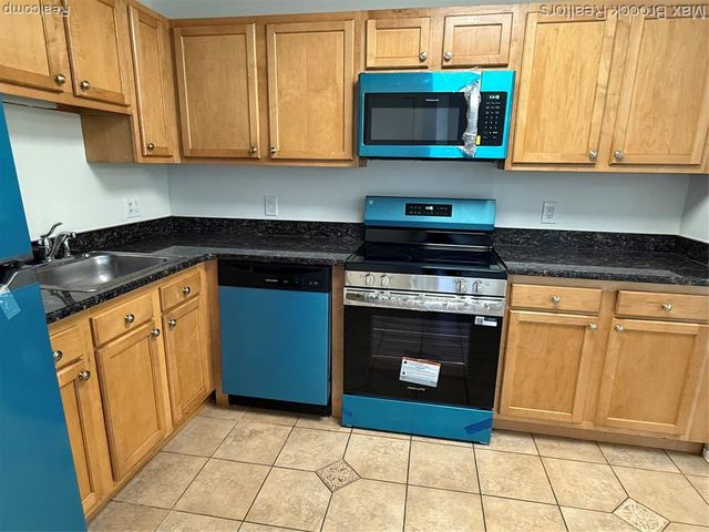 6560 Ridgefield Circle 104, West Bloomfield, MI 48322
