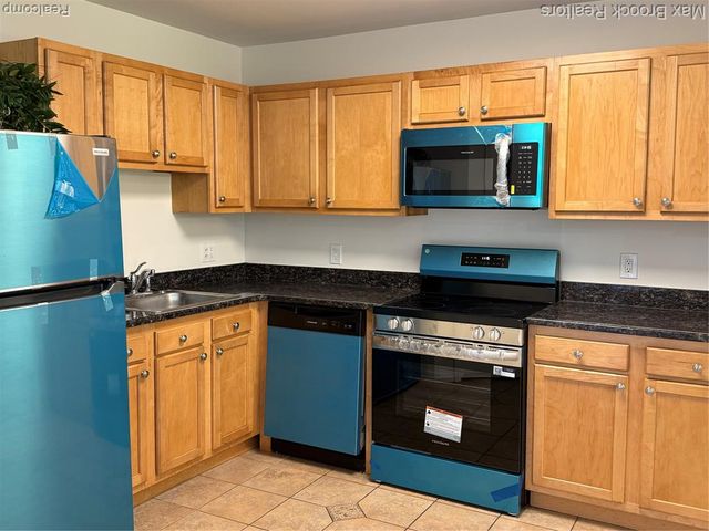 6560 Ridgefield Circle 104, West Bloomfield, MI 48322