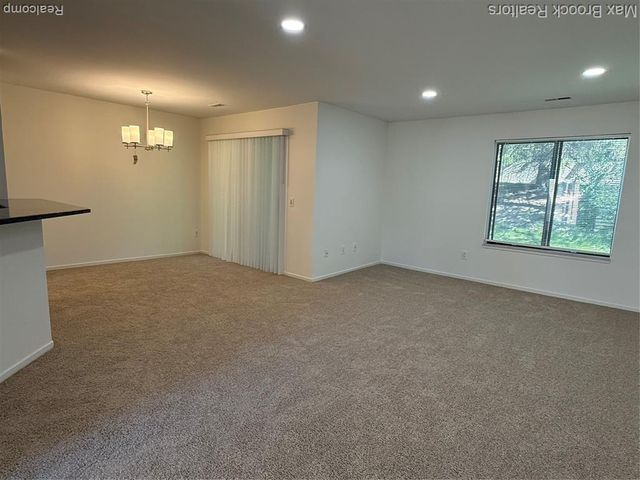 6560 Ridgefield Circle 104, West Bloomfield, MI 48322