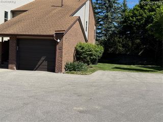 6560 Ridgefield Circle 104, West Bloomfield, MI 48322