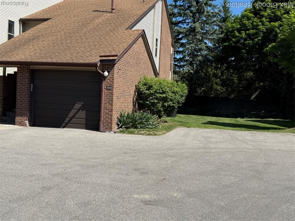 6560 Ridgefield Circle 104, West Bloomfield, MI 48322