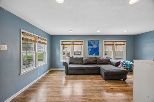 9824 S Campbell Avenue, Evergreen Park, IL 60805