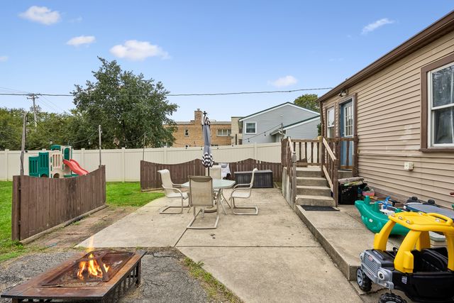 9824 S Campbell Avenue, Evergreen Park, IL 60805