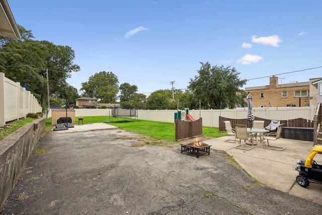 9824 S Campbell Avenue, Evergreen Park, IL 60805