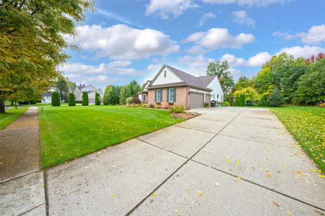 10199 Wellington Drive, Springfield Charter Township, MI 48348