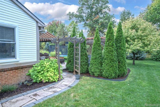 10199 Wellington Drive, Springfield Charter Township, MI 48348