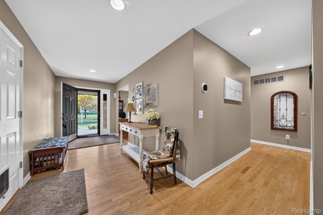 10199 Wellington Drive, Springfield Charter Township, MI 48348