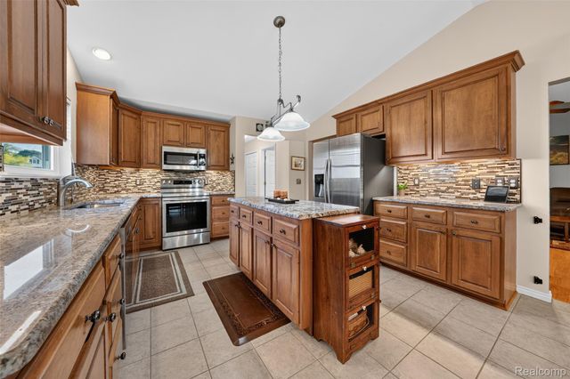 10199 Wellington Drive, Springfield Charter Township, MI 48348