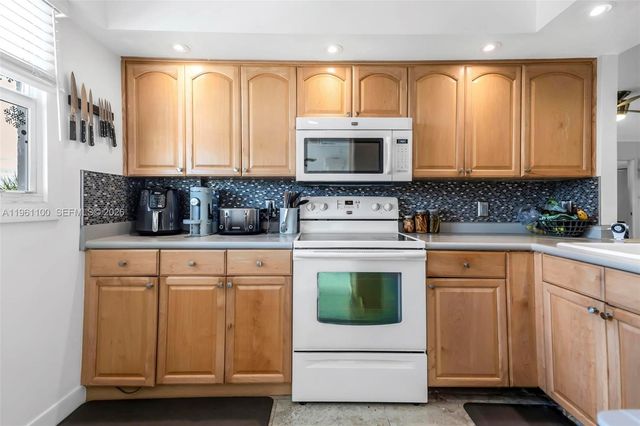 120 Royal Park Dr 4F, Oakland Park, FL 33309