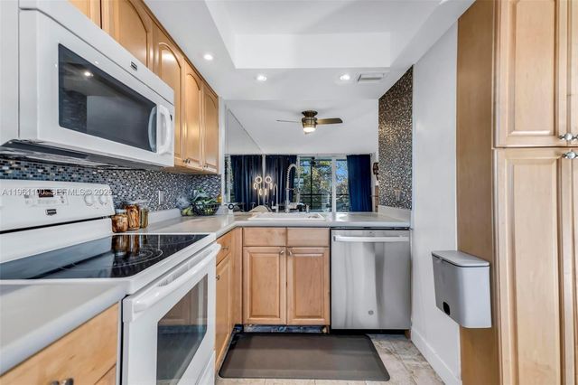 120 Royal Park Dr 4F, Oakland Park, FL 33309