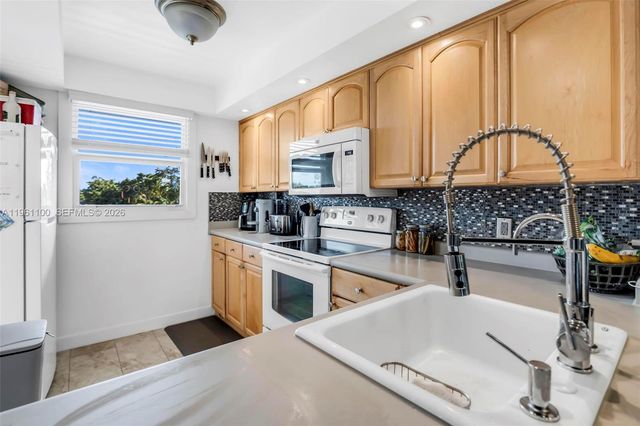 120 Royal Park Dr 4F, Oakland Park, FL 33309