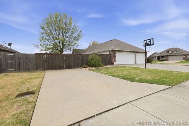 11206 S 276th East Avenue, Coweta, OK 74429
