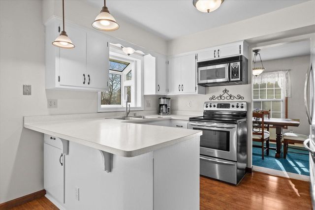 10235 W Cascade DRIVE, Franklin, WI 53132