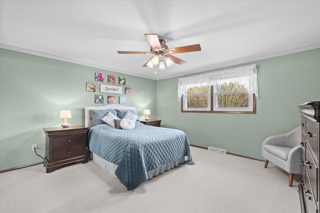 10235 W Cascade DRIVE, Franklin, WI 53132