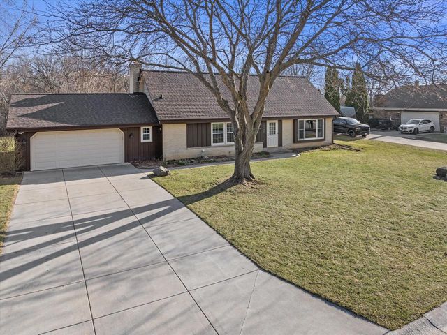 10235 W Cascade DRIVE, Franklin, WI 53132