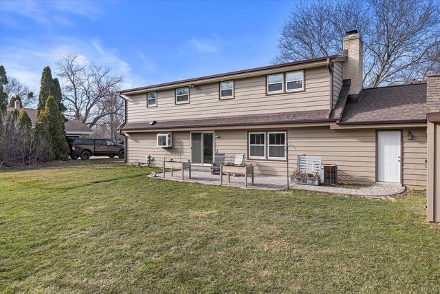 10235 W Cascade DRIVE, Franklin, WI 53132