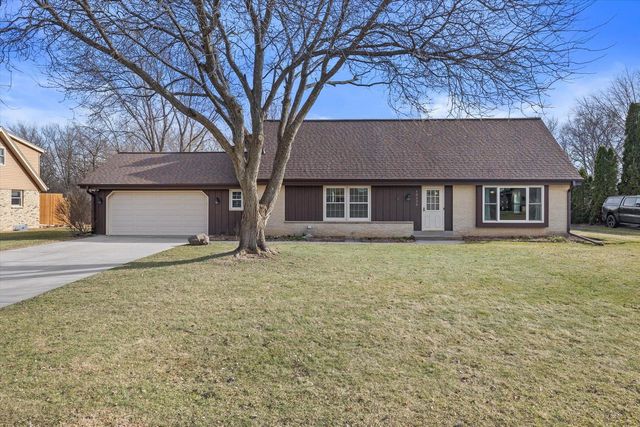 10235 W Cascade DRIVE, Franklin, WI 53132