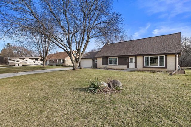 10235 W Cascade DRIVE, Franklin, WI 53132