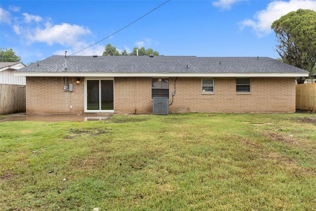 122 Kelly Drive, Moore, OK 73160