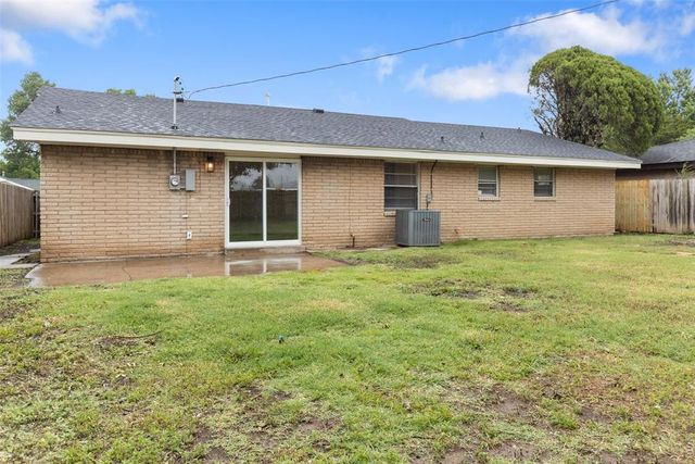 122 Kelly Drive, Moore, OK 73160