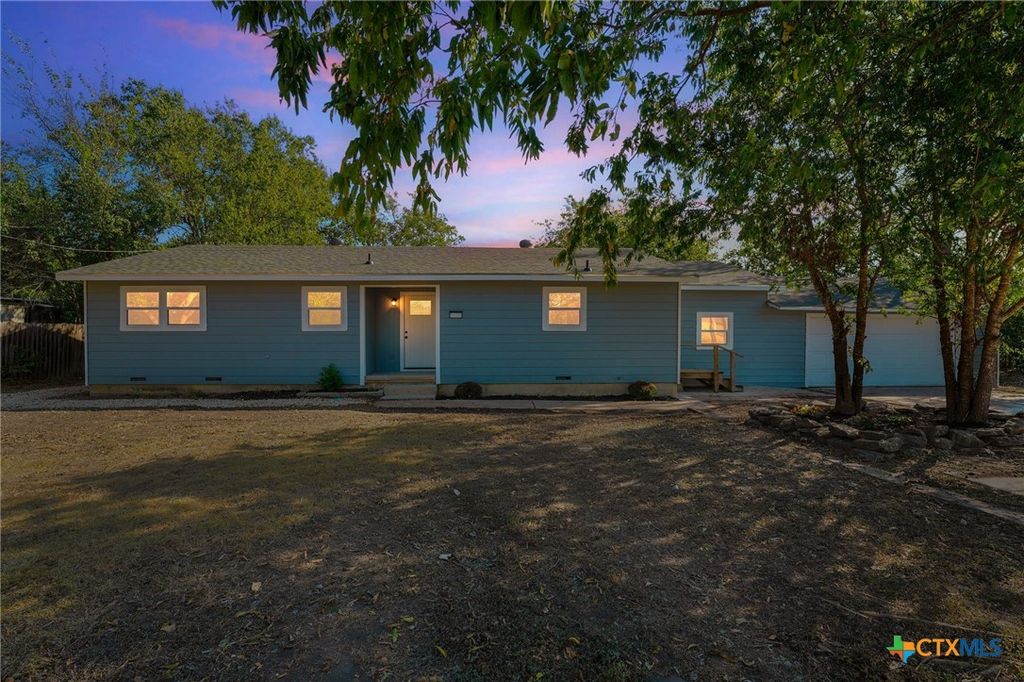 104 East Avenue, Florence, TX 76527