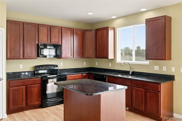 56626 Leeds Lane, Macomb, MI 48042