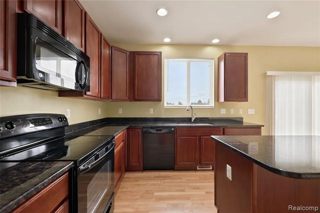 56626 Leeds Lane, Macomb, MI 48042