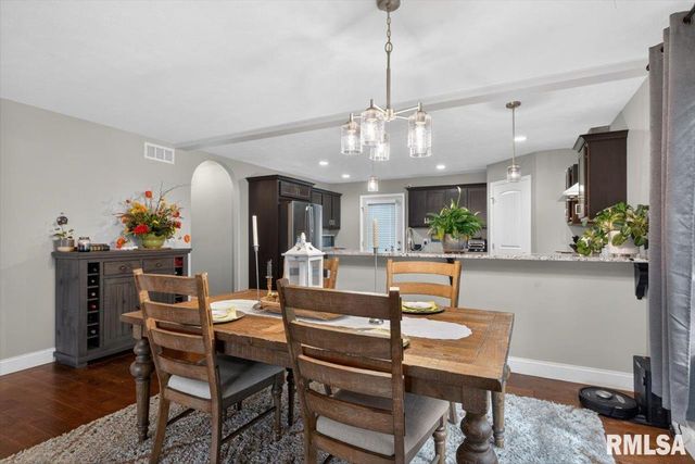 815 Garvey Lane, Chatham, IL 62629