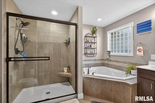815 Garvey Lane, Chatham, IL 62629