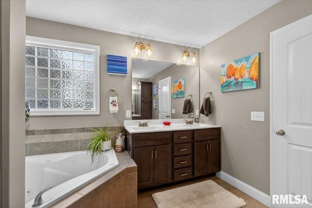815 Garvey Lane, Chatham, IL 62629