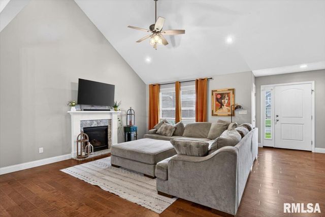 815 Garvey Lane, Chatham, IL 62629