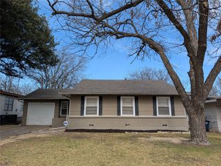 2716 Bilglade Road, Fort Worth, TX 76133